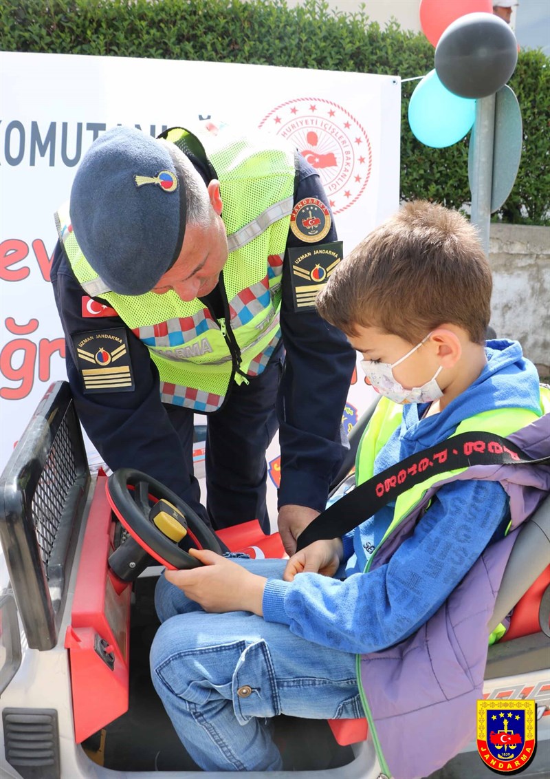 İzmir İl Jandarma Komutanlığı Trafik Şube Müdürlüğünce; “Hayat Ellerinde” mottolu proje çalışması başlatılmış olup, İlçe merkezindeki “Çocuk Trafik Eğitim Parkı”nda Eğitim Verilmiştir