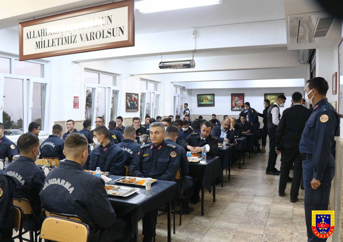 İzmir İl Jandarma Komutanı Tuğgeneral Hüseyin Hilmi ATABAY ve Şube Müdürleri  Erbaş ve Erlerle İftar Programı