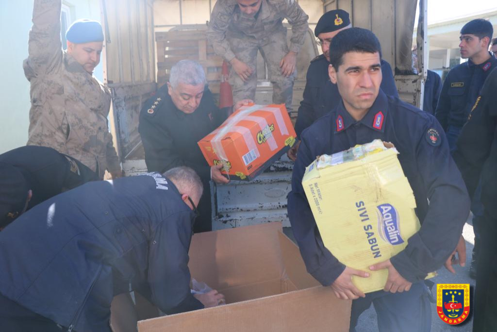 İzmir İl Jandarma Komutanlığı Tarafından Organize Edilerek Deprem Bölgesine Gönderilen Yardım Malzemeleridir.  17.02.2023