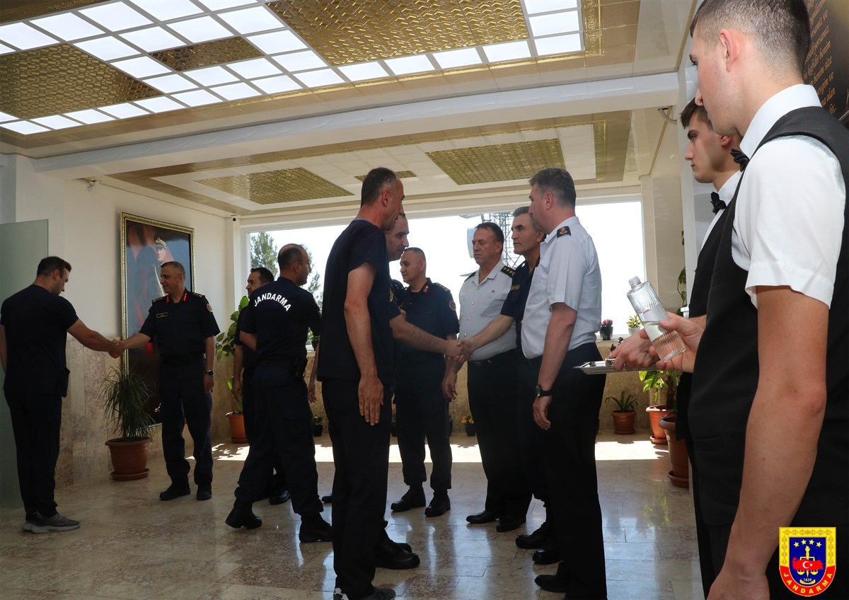 İL JANDARMA KOMUTANI TÜMGENERAL METİN DÜZ'ÜN PERSONEL İLE BAYRAMLAŞMASI